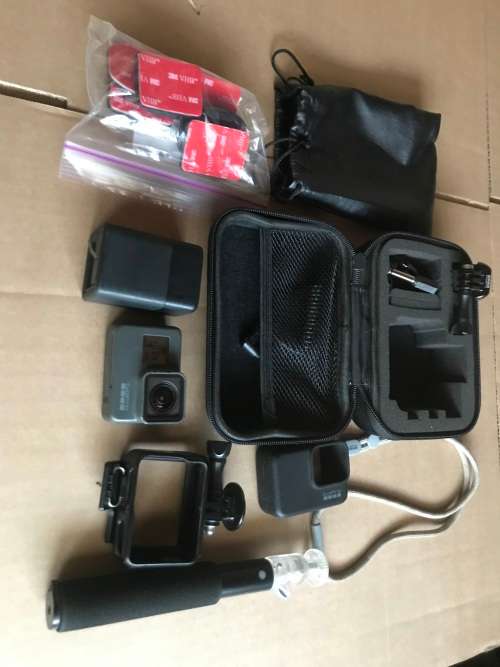 GoPro - HERO5 Black 4K Action Camera - Black|CHARGER|2 BATTERIES|BRACKET & SOMES ACCESSORIES